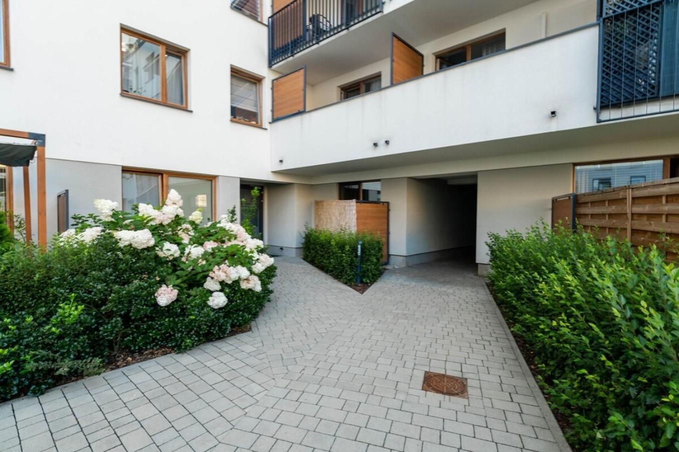 Modern 70M Apartment With Private Garden Metro Varsó Kültér fotó